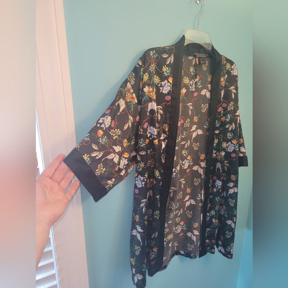 Victoria's Secret Black Floral Satin Robe sz. Small - Picture 2 of 8